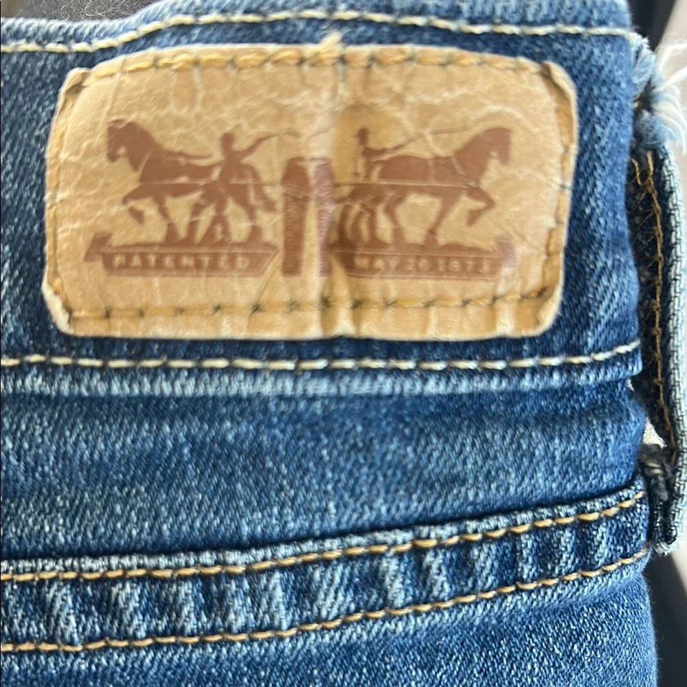 Classic Blue Women’s Levis Cut-Off Jean Shorts with Distressing size  8/29